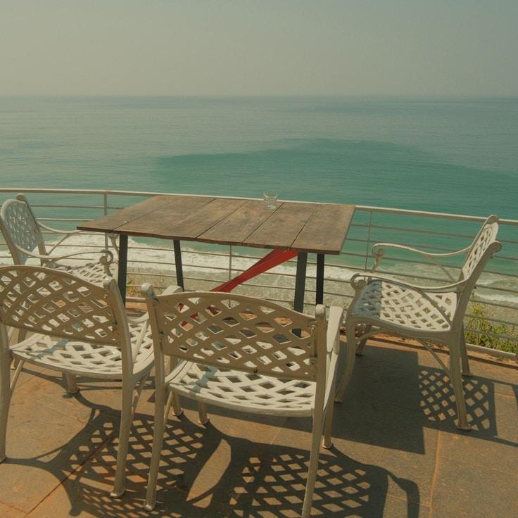 Family terraces and cafés for calm evenings in Brighton